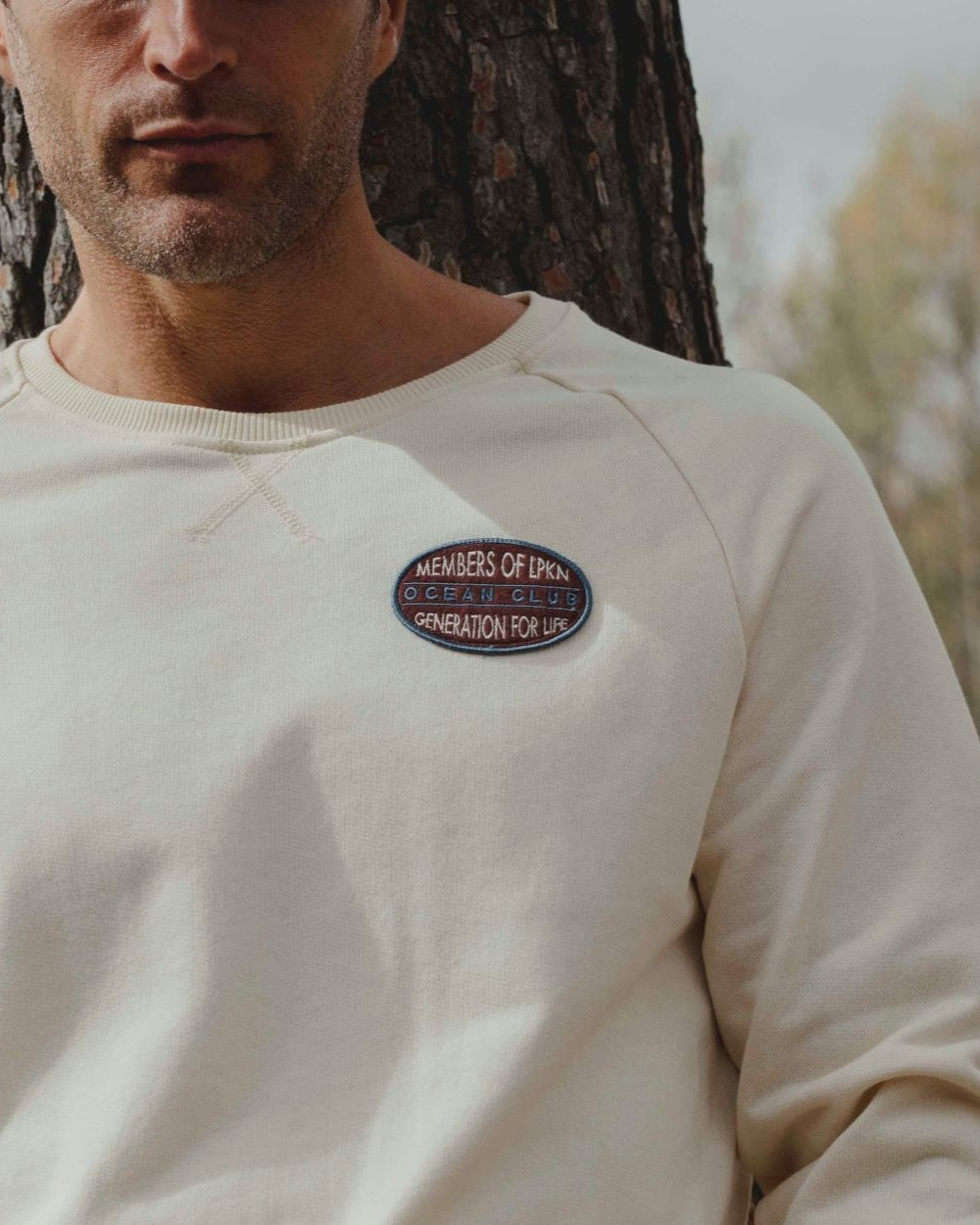 SUDADERA BEIGE PARCHE MoLPKN