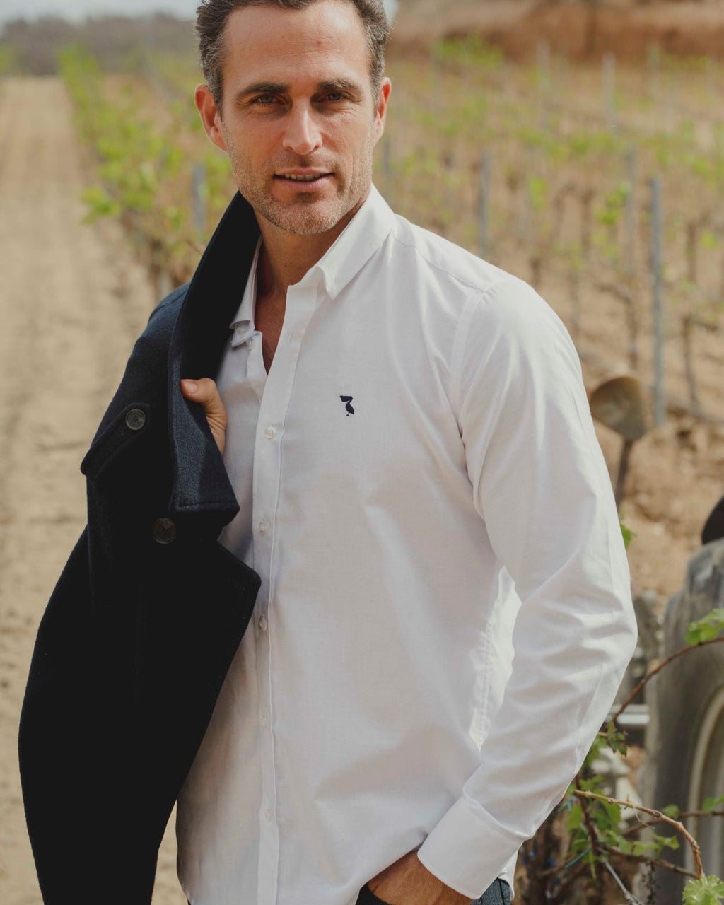 CAMISA BLANCA PELÍCANO AZUL OSCURO