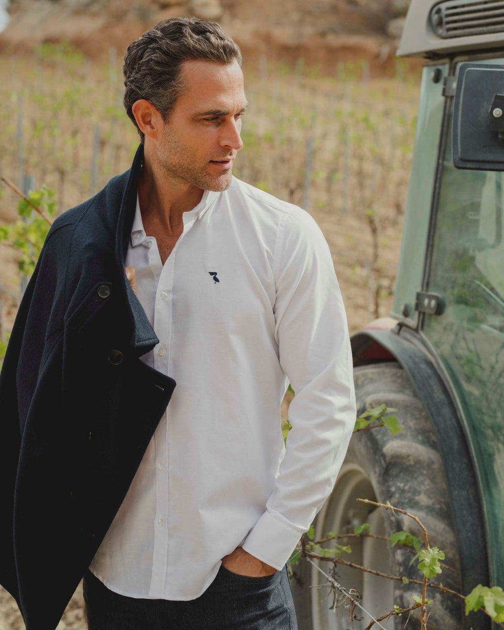 CAMISA BLANCA PELÍCANO AZUL OSCURO