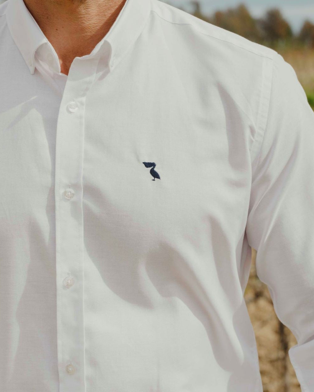 CAMISA BLANCA PELÍCANO AZUL OSCURO
