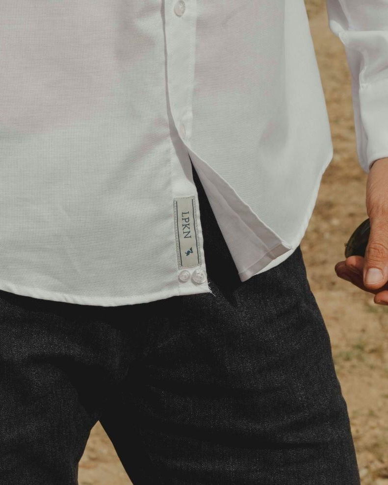 CAMISA BLANCA PELÍCANO AZUL OSCURO