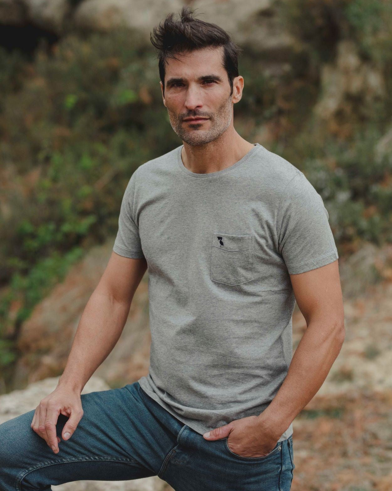 CAMISETA GRIS CON BOLSILLO