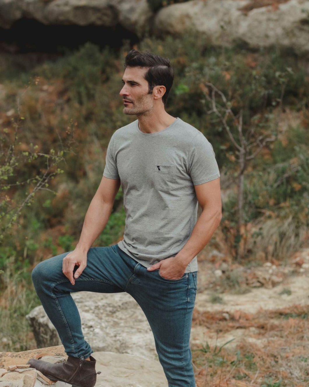 CAMISETA GRIS CON BOLSILLO