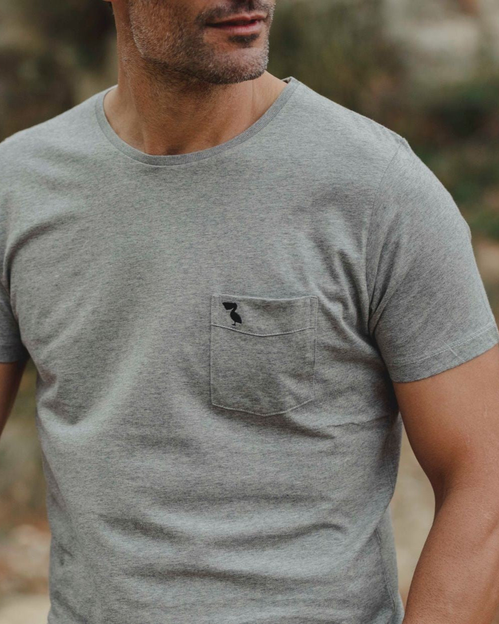 CAMISETA GRIS CON BOLSILLO