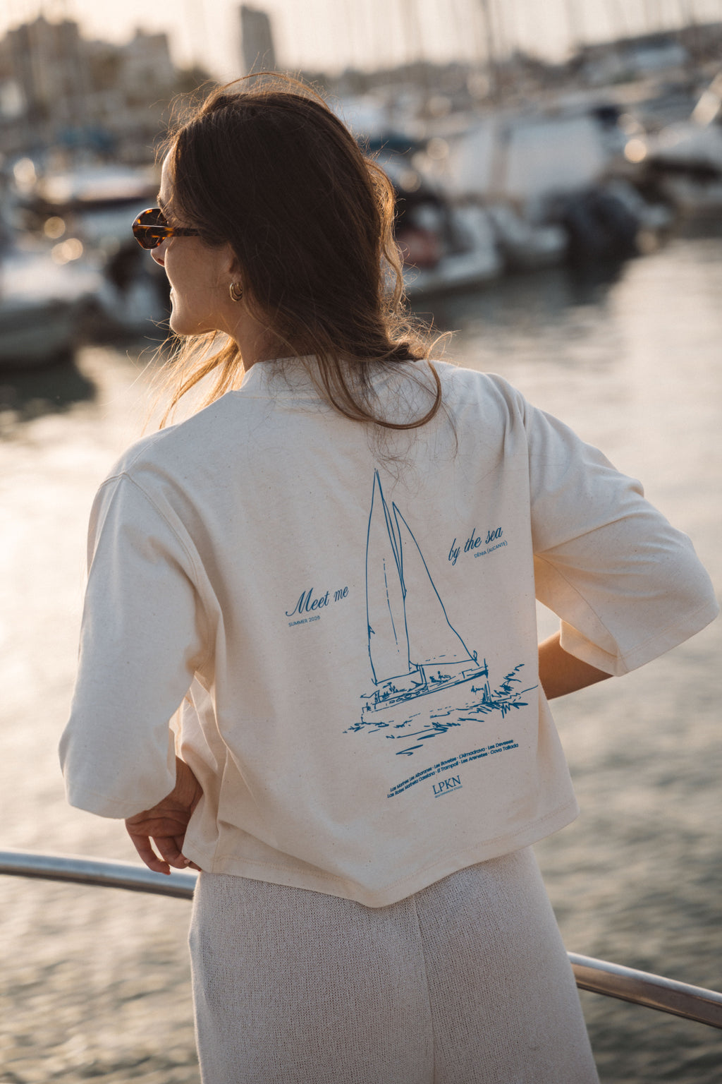 CAMISETA MEET ME BY THE SEA BLANCA MUJER
