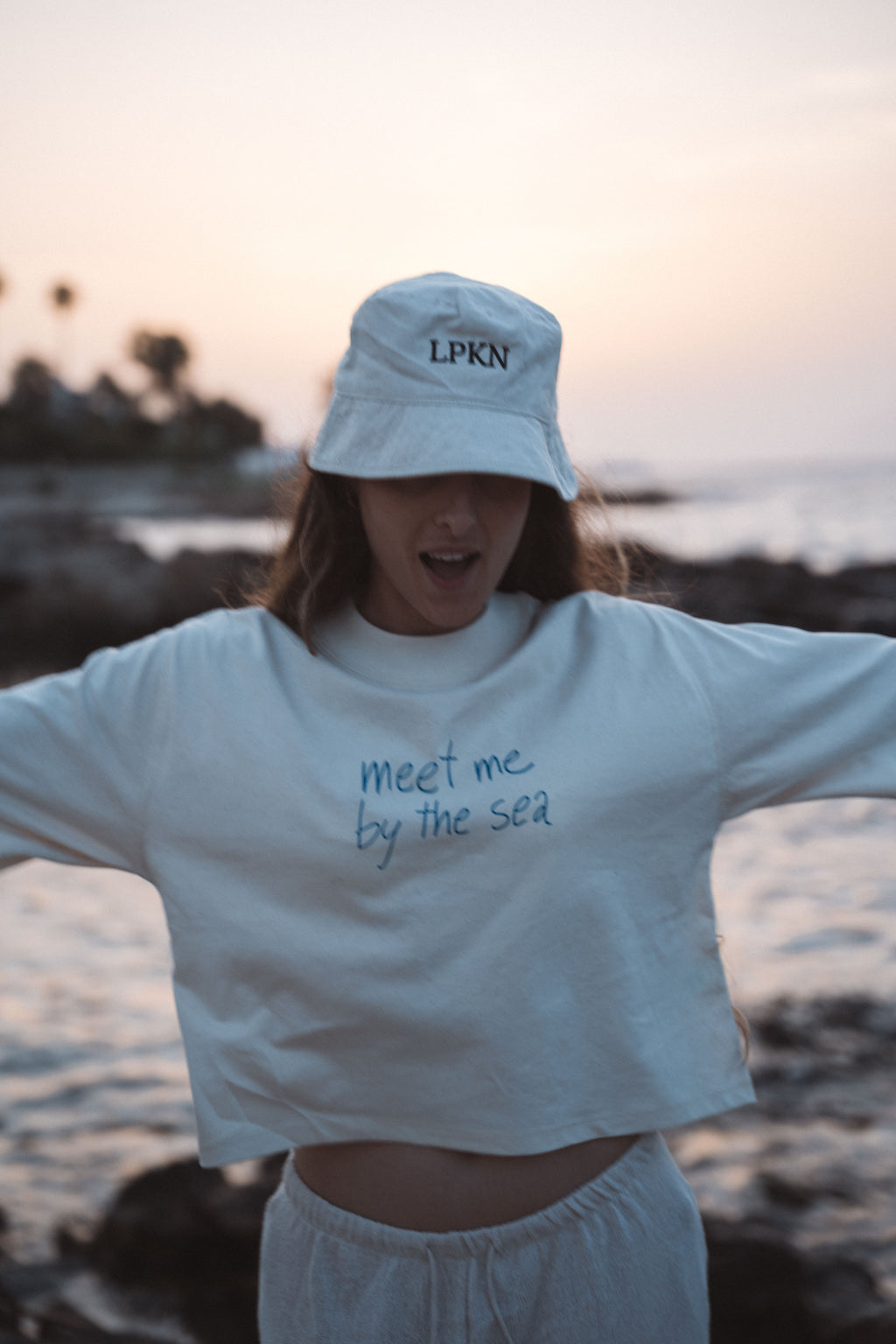 CAMISETA MEET ME BY THE SEA BLANCA MUJER
