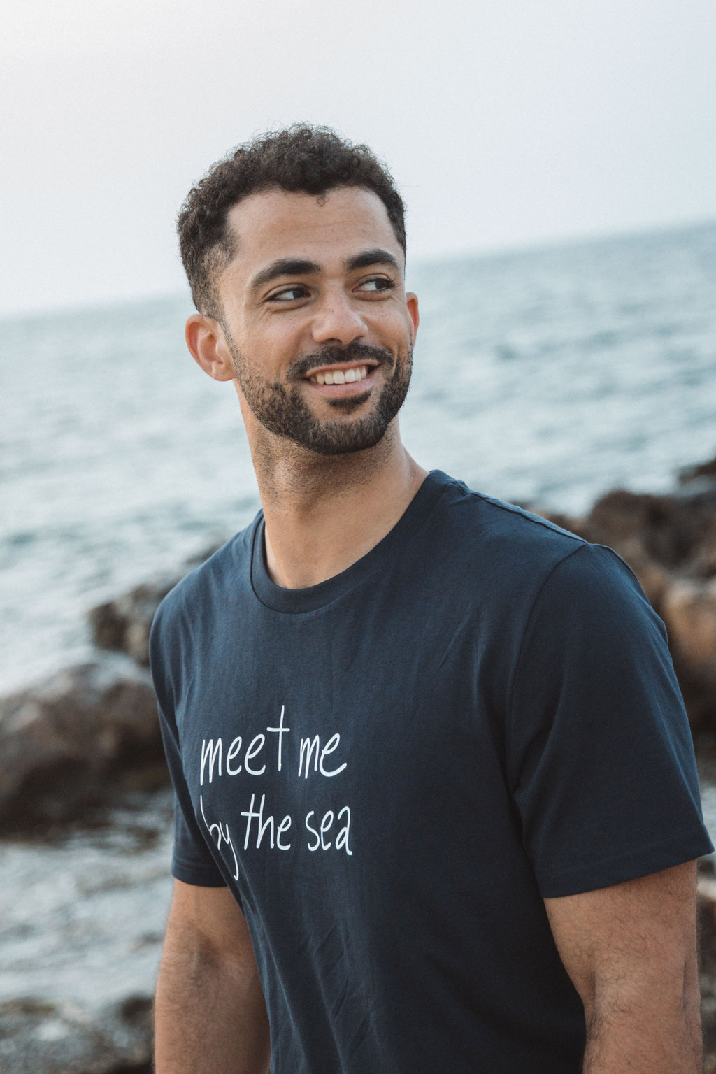 CAMISETA MEET ME BY THE SEA NAVY