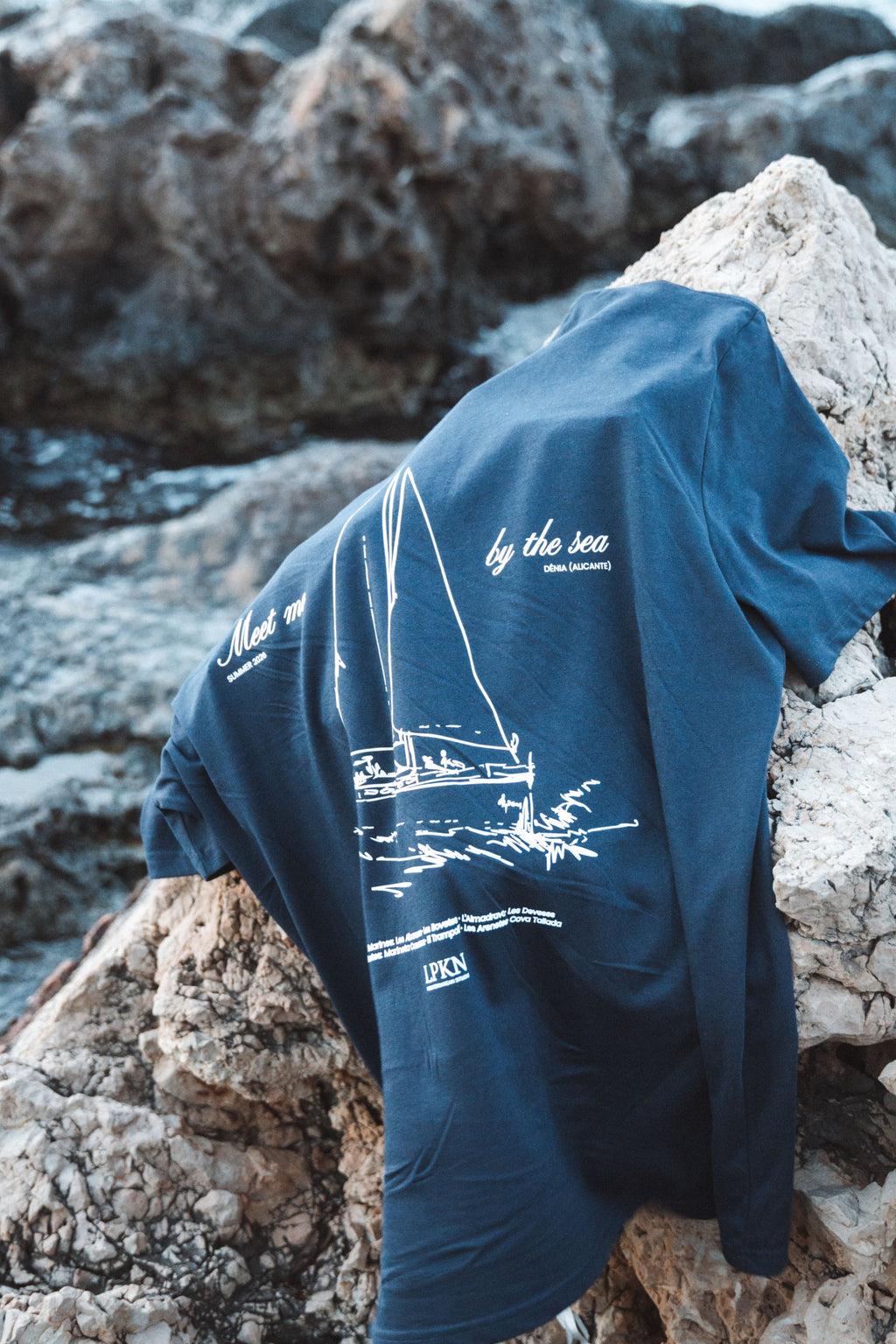 CAMISETA MEET ME BY THE SEA NAVY