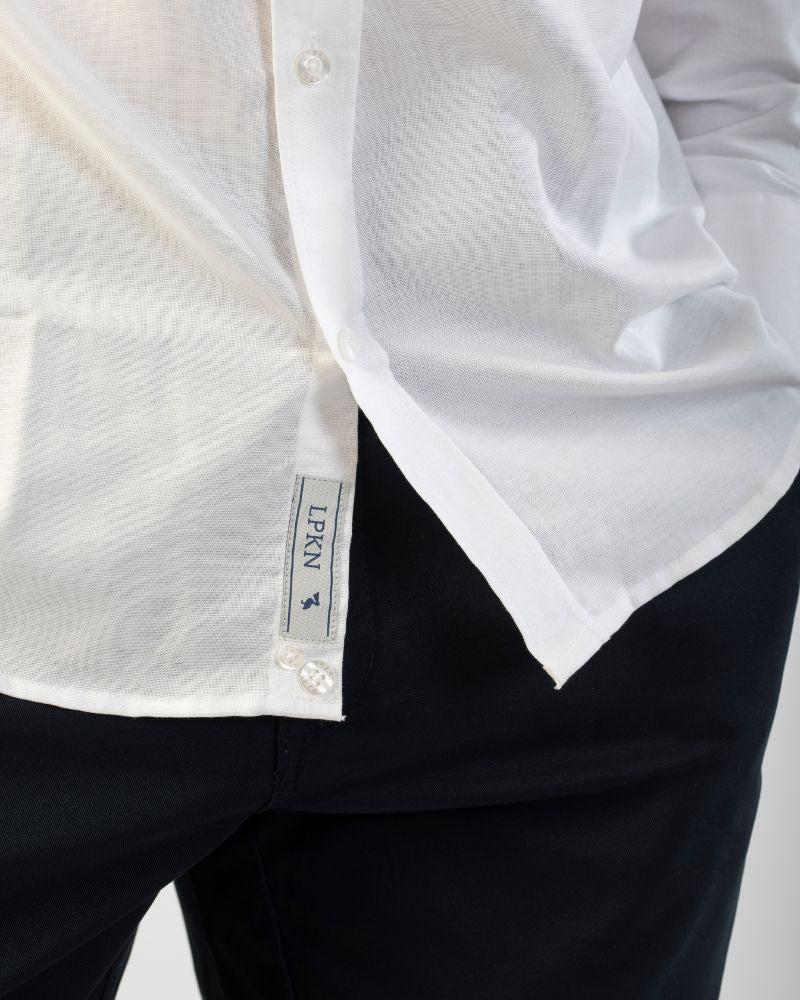 CAMISA BLANCA PELÍCANO AZUL OSCURO